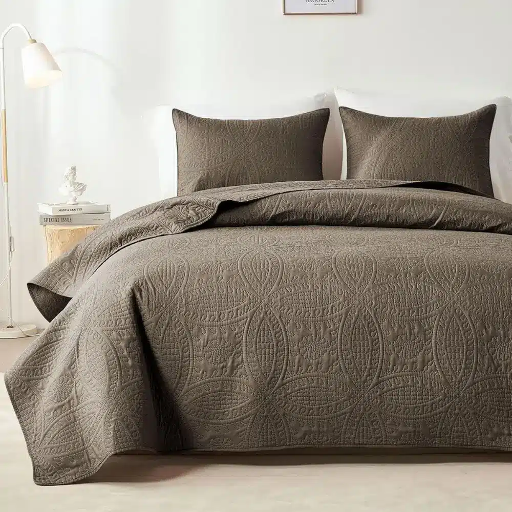 Lightweight quilt and pillow set